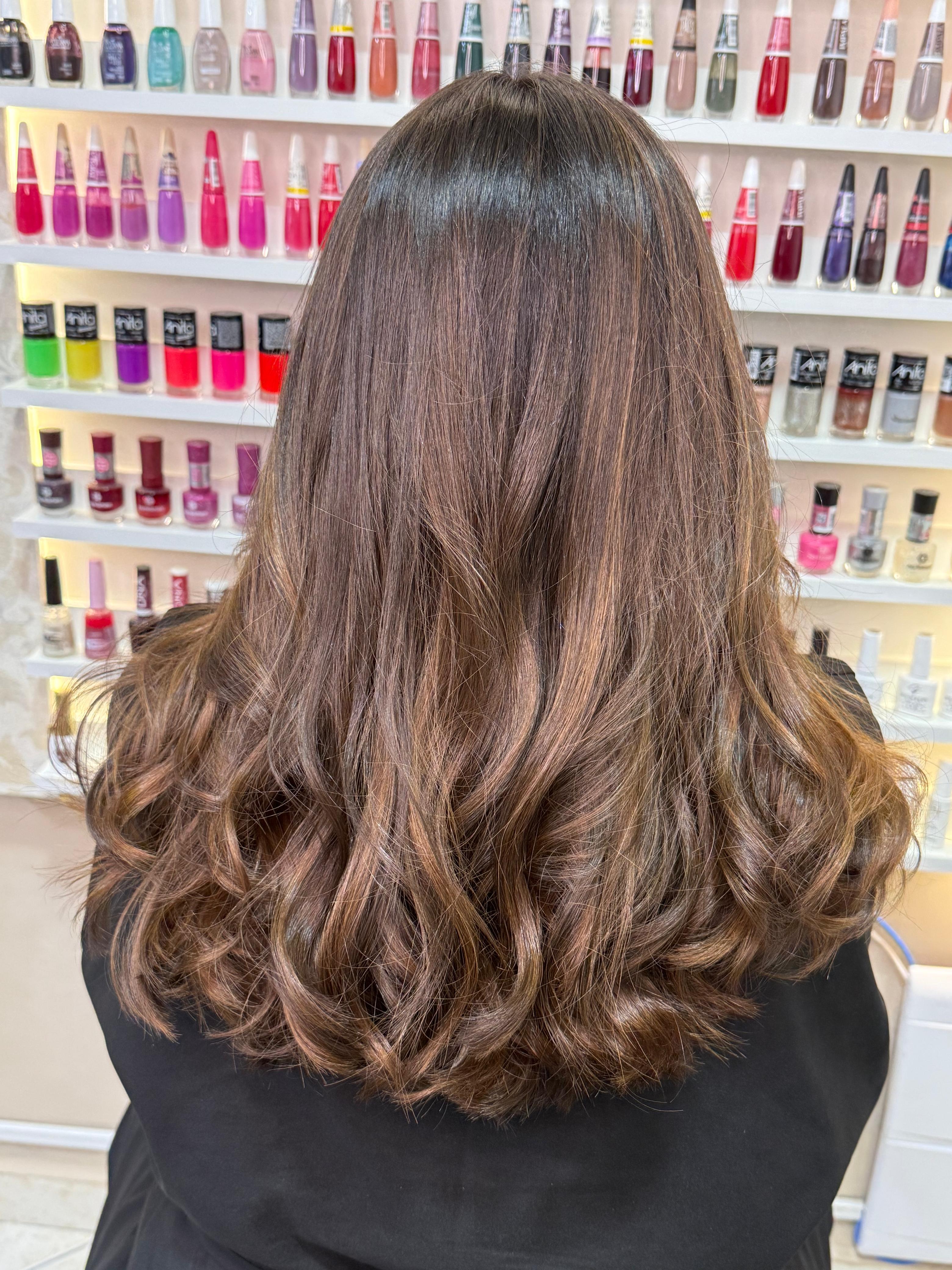 Cabelo castanho com ondas nas pontas, fotografado de costas no Studio.
